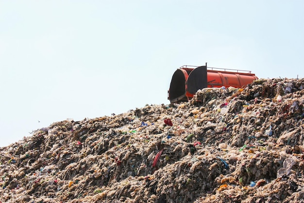 Camión de captura tirando la basura en un gran basurero municipal en el vertedero