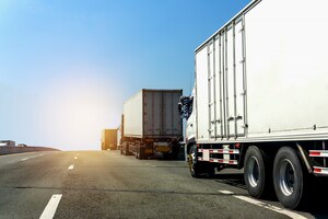 Foto camión en carretera con contenedor, logística industrial con cielo azul