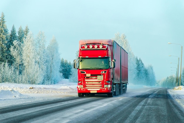 Camión en la carretera en invierno Rovaniemi, Laponia, Finlandia