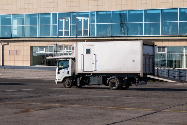 Camión de catering del aeropuerto cerca de la terminal