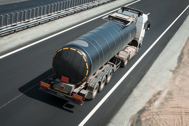 Camión cisterna de combustible en la carretera en carretera