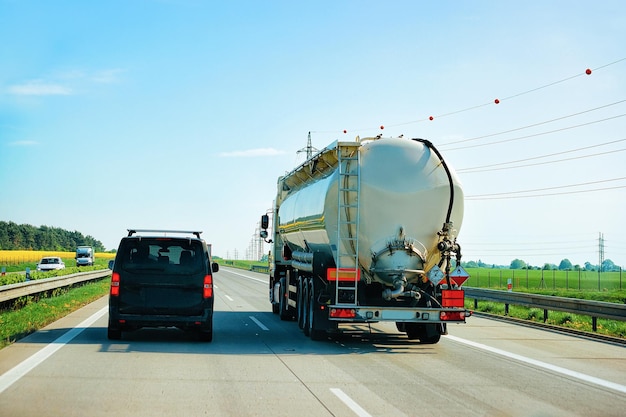 Camión y coche del almacenamiento del petrolero en la carretera en República Checa