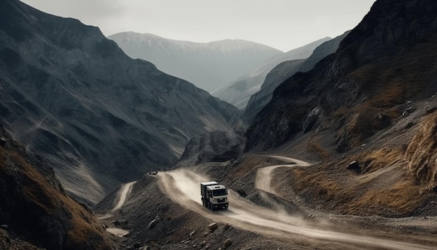 Un camión conduce por una carretera de montaña en ladakh.