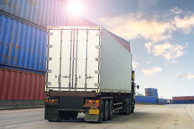 Camión contenedor blanco en el puerto de buques Logistics.Transportation Industry in port business concept.import, export logistic industrial Transporting Land transport freight warehouse storge