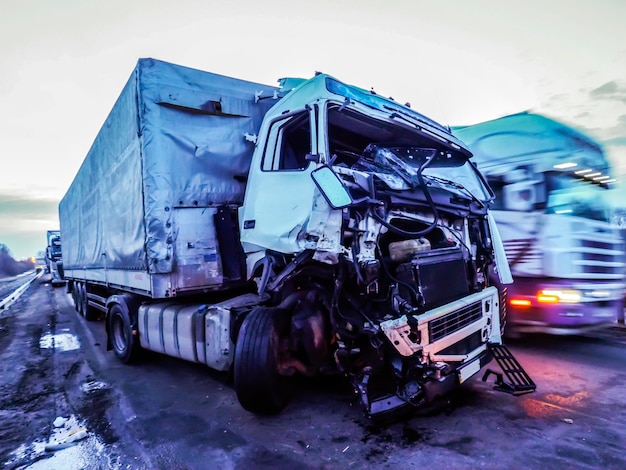 Camion dañado en la carretera contra el cielo
