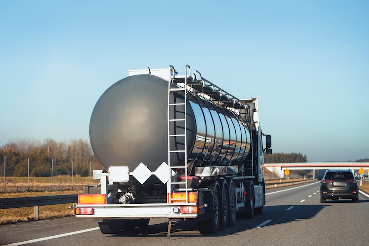 Foto el camión de entrega de petróleo y gas en la autopista transporta combustible y gas licuado.