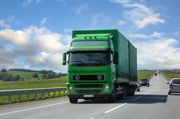 Un camión está conduciendo por la autopista fuera de la ciudad Transporte logístico