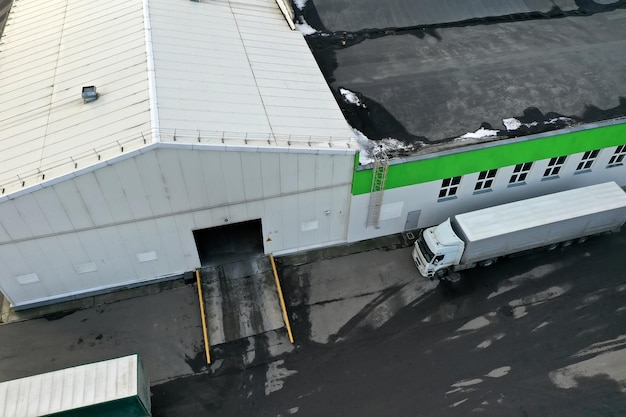 El camión está esperando ser cargado en la vista superior de la fábrica.