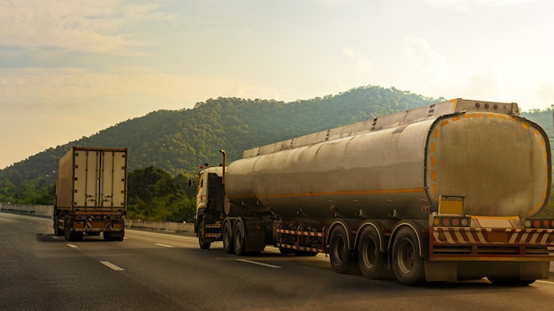 Camión de gas en carretera con contenedor de aceite de tanque, transporte, importación, exportación, logística industrial