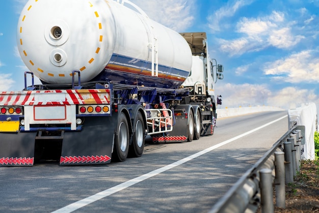 Foto camión de gas en la carretera con depósito de aceite del tanque