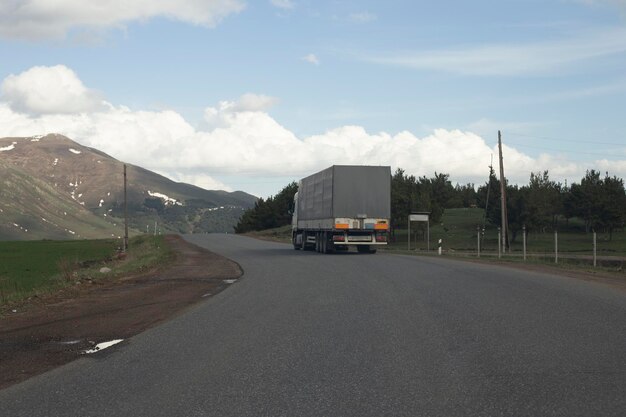 Un camión grande en una carretera rural