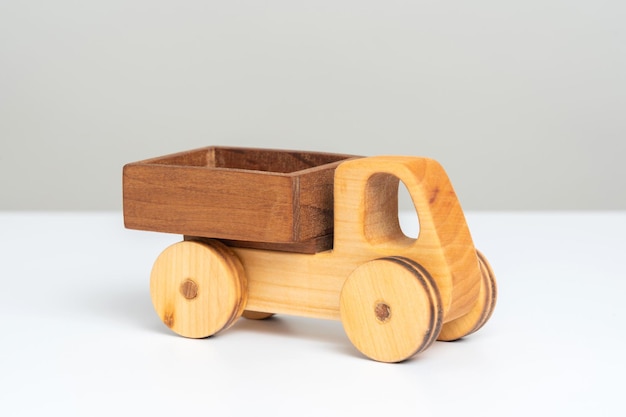 Foto camión de juguete de madera sobre un fondo gris closeup