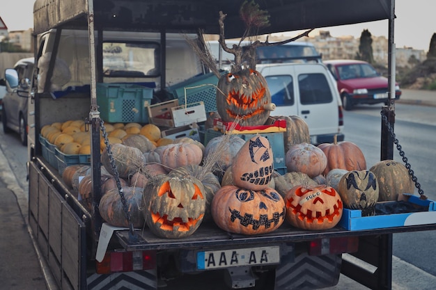 camión lleno de cestas de calabazas decoradas para halloween