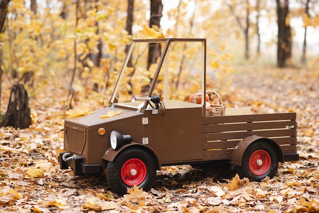 Foto camión de madera para niños en el parque de otoño