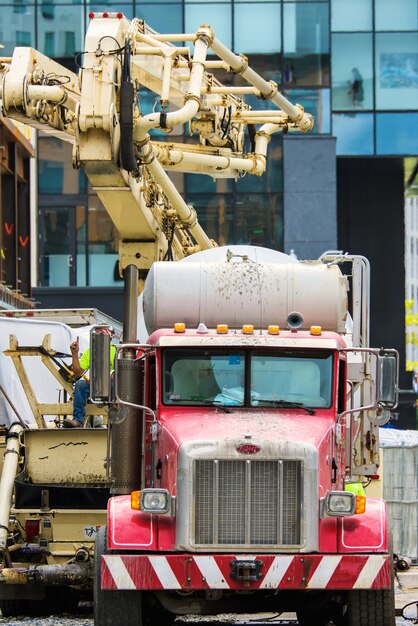 Camión mezclador de construcción rojo en Boston