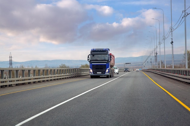 Foto el camión se mueve a lo largo de una autopista suburbana logística de transporte de carga