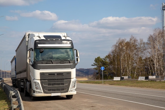 El camión se mueve a lo largo de una autopista suburbana Logística de transporte de carga