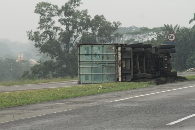 Un camión que tiene la palabra autopista en él