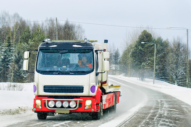 Camión de remolque en la carretera en invierno Rovaniemi, Laponia, Finlandia