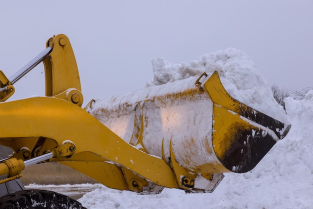 Camión de servicio de invierno con quitanieves quitando el mantenimiento de carreteras de limpieza de nieve después de fuertes nevadas