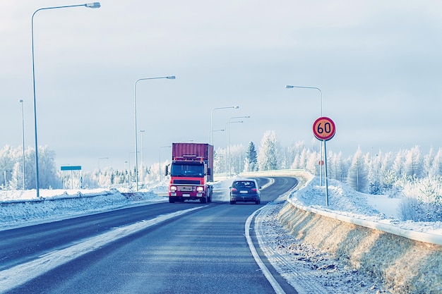 Camión en Snow Road en invierno Laponia en Finlandia.