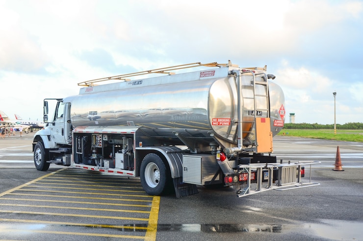 Foto camión para transporte de combustible.