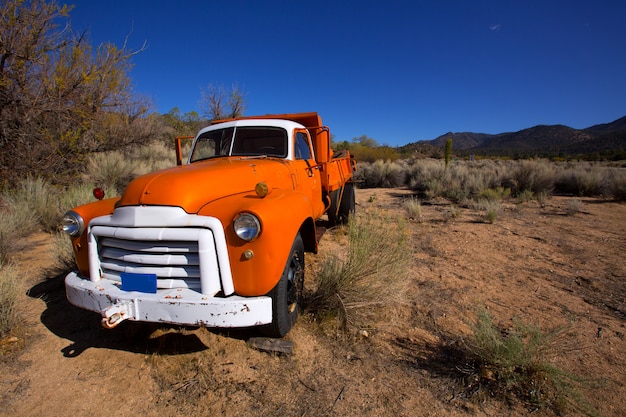 Camión vintage de California en algún lugar en el desierto