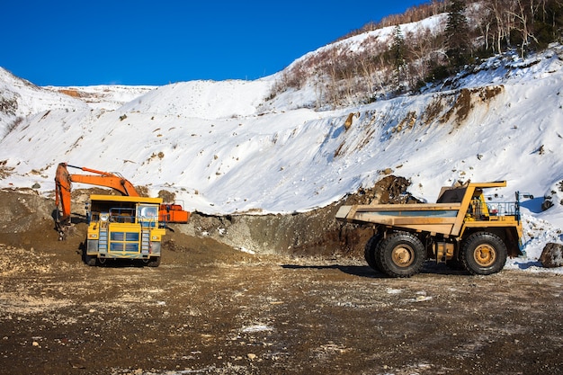 Camión volquete de carga de excavadora en minería de oro