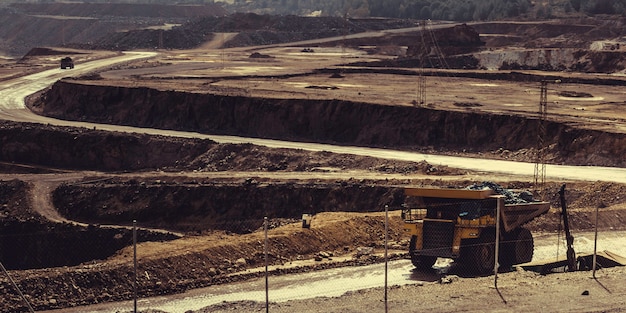 Foto camión volquete cargado de mineral