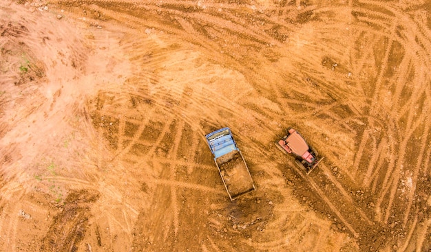 El camión volquete descarga el suelo en el sitio de construcción. vista aérea