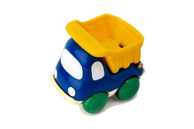 Camión volquete de juguete para niños aislado en un fondo blanco