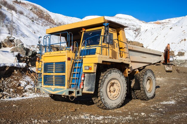 Camión volquete con mineral en mina de oro