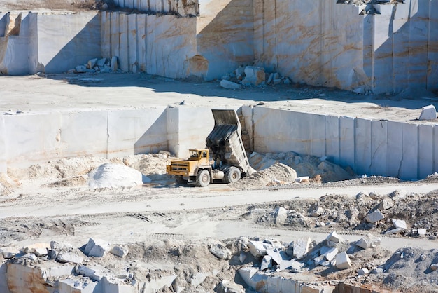 Camión volquete de minería de cuerpo abierto en una cantera de mármol