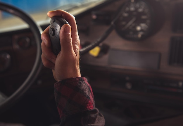 El camionero se comunica con otros conductores de camiones en el convoy a través de la radio CB