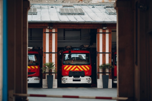 Camiones de bomberos en el garaje