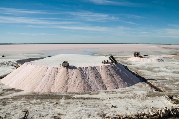 Camiones descargando sal cruda a granel Salinas Grandes de Hidalgo La Pampa Argentina