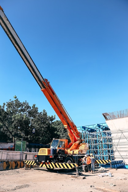 Foto camiones grúa en el sitio de construcción