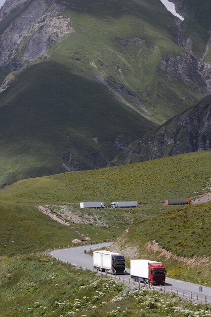 Foto camiones en el paso de la carretera de montaña