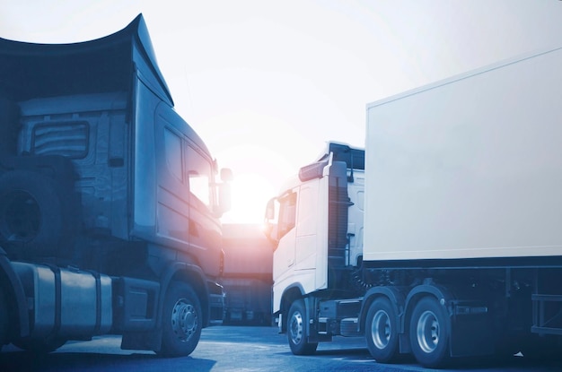 Camiones con semirremolque un estacionamiento en la industria del almacén Camión de carga por carretera Transporte de carga logística