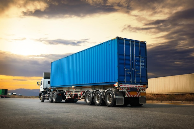 Camiones semirremolque que conducen por carretera con The Sunset Freight Trucks Logística Transporte de carga