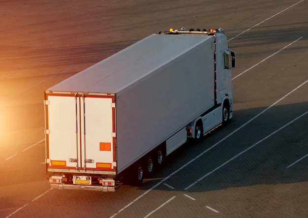 Camiones semirremolques modernos en la autopista Vehículo comercial para el envío y la entrega postal