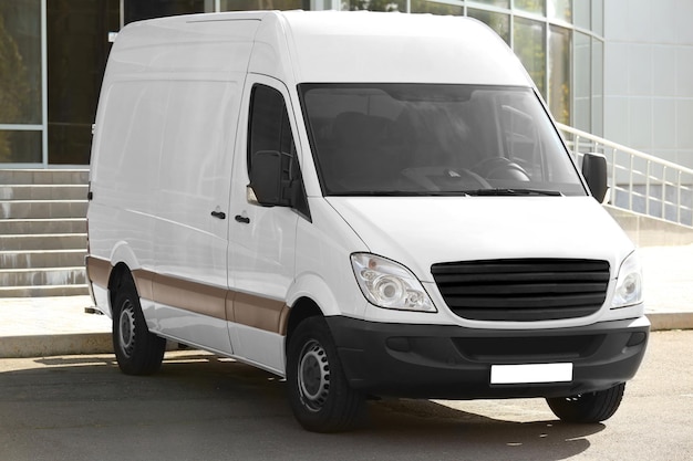 Foto camioneta blanca estacionada en la calle