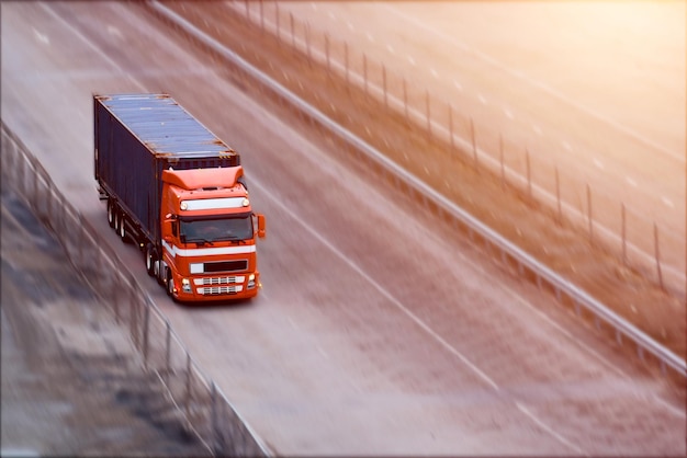 Foto camioneta de carga de semirremolque en la carretera