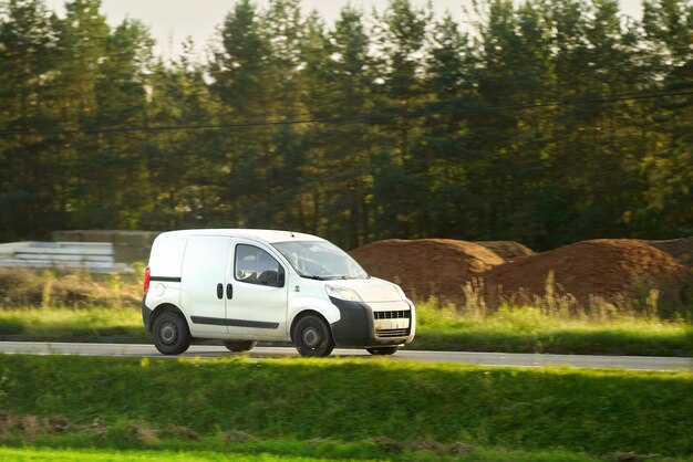 camioneta de entrega Una maqueta de un vehículo comercial blanco aislado en la carretera Perfecto para sus necesidades de negocio y envío