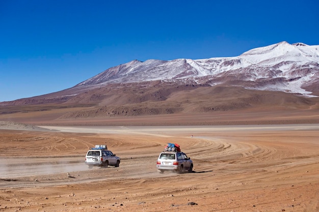 Camionete no deserto, belas paisagens do Altiplano boliviano, Bolívia