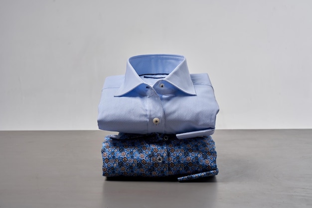 una camisa azul está en la parte superior de algunos libros