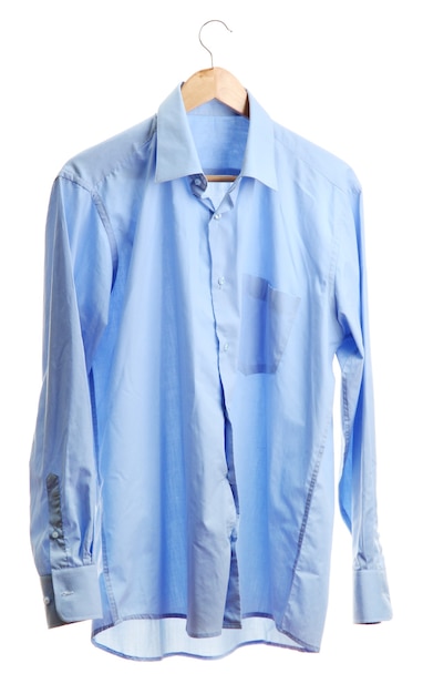 Foto camisa azul en percha de madera aislado en blanco