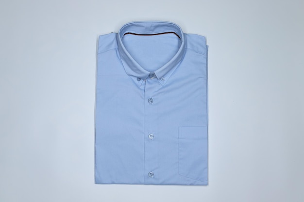 Camisa azul sobre fondo blanco