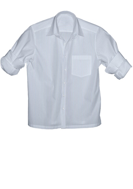 Una camisa blanca con un bolsillo azul cuelga sobre un fondo blanco.