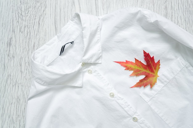 Camisa blanca y hoja de arce